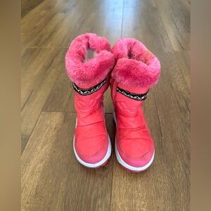 Pink snow boots for infant. Size 7. No brand listed.